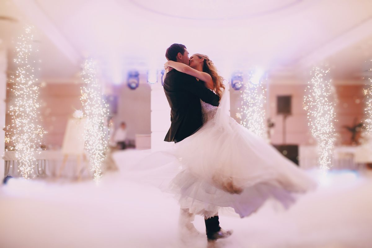 passionate-newlyweds-dancing (1)